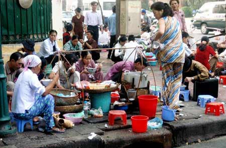 Đồ ăn vẫn được bày bán tại vỉa hè nhiều nơi trong khi người ăn vẫn "vô tư" thưởng thức bất chấp VSATTP. Đồ ăn vẫn được bày bán tại vỉa hè nhiều nơi trong khi người ăn vẫn "vô tư" thưởng thức bất chấp VSATTP.