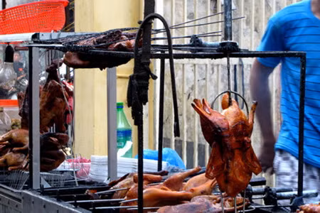 Cửa hàng vịt quay ở vỉa hè không đảm bảo vệ sinh thực phẩm Ảnh VNN.