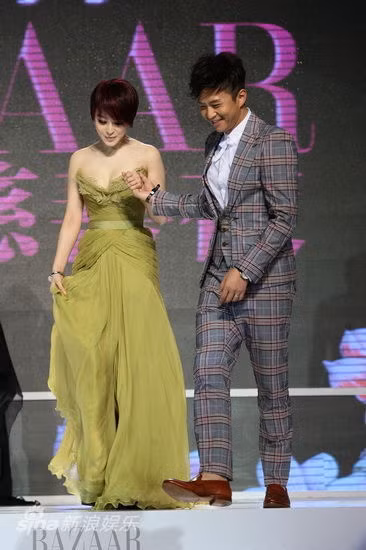 Kiểu tóc mới khiến Phạm Băng Băng hêm nổi bật và duyên dáng. Trong sự kiện này, nữ diễn viên diện bộ đầm điệu đà, khoe vai trần và vòng ngực gợi cảm.