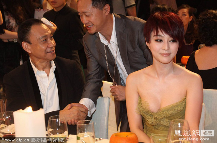 Ngồi cạnh Băng Băng còn có nam diễn viên Vương Học Kỳ, "người tình tin đồn" của cô. Tuy nhiên, hai người rất ít nói chuyện qua lại với nhau. Ngồi cạnh Băng Băng còn có nam diễn viên Vương Học Kỳ, "người tình tin đồn" của cô. Tuy nhiên, hai người rất ít nói chuyện qua lại với nhau.