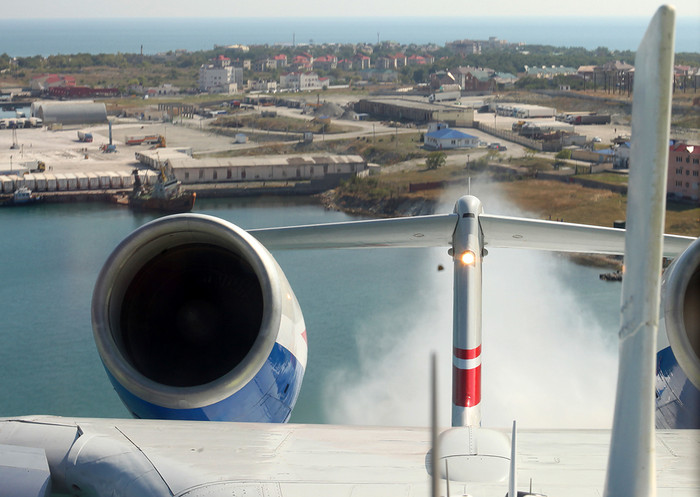 Nước được xả ra rừ chiếc thủy phi cơ Be-200MChS.