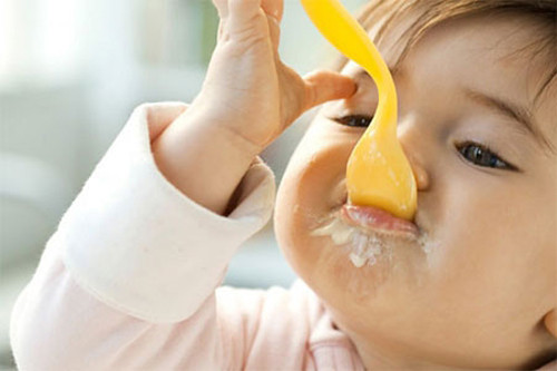 Su nhà em rất thích ăn pô mai lúc mới ngủ dậy. Nhưng mọi người trong gia đình ai cũng bảo không nên cho Su ăn pho mai trước khi đi ngủ vì sẽ khó tiêu. Ảnh minh họa