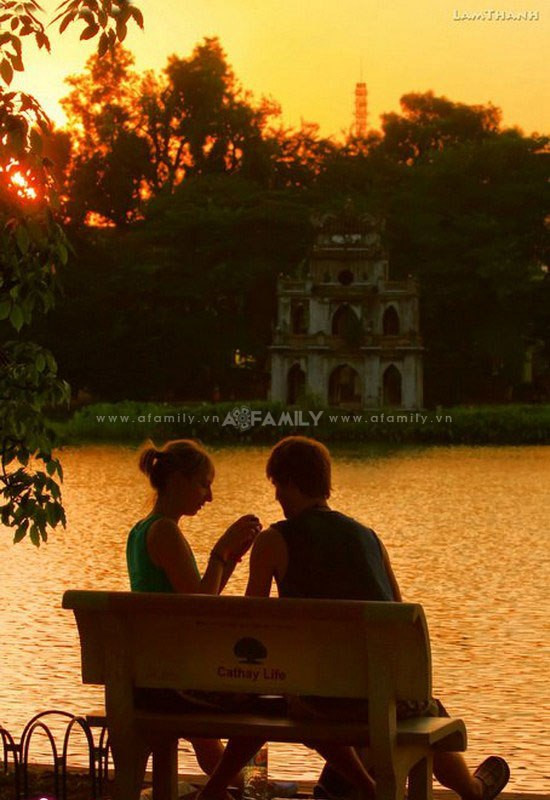 Một hồ Gươm lãng mạn mỗi khi hoàng hôn về... Một hồ Gươm lãng mạn mỗi khi hoàng hôn về...