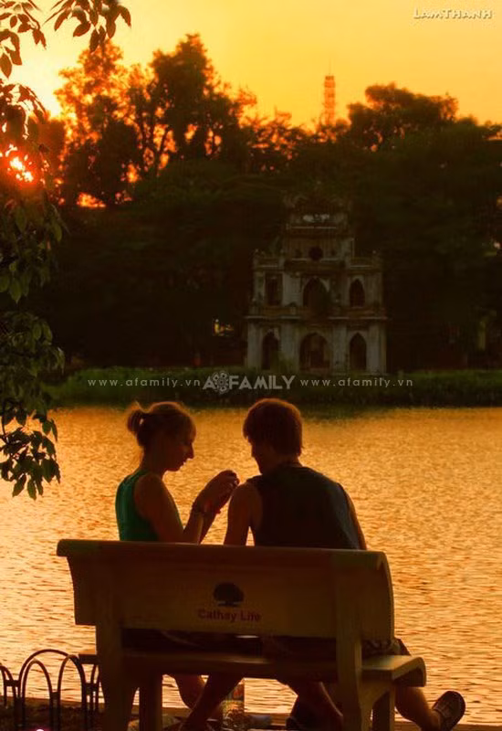 Một hồ Gươm lãng mạn mỗi khi hoàng hôn về...