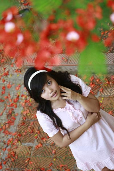 Sắc phượng ấy luôn làm xao xuyến những cô cậu học trò. Sắc phượng ấy luôn làm xao xuyến những cô cậu học trò.