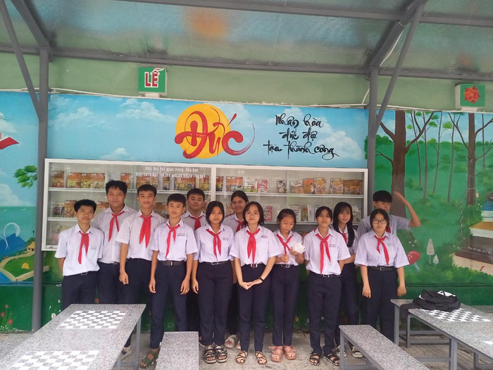 Một số học sinh được nhận thẻ bảo hiểm y tế từ các mạnh thường quân. Ảnh: S.Q.H Một số học sinh được nhận thẻ bảo hiểm y tế từ các mạnh thường quân. Ảnh: S.Q.H