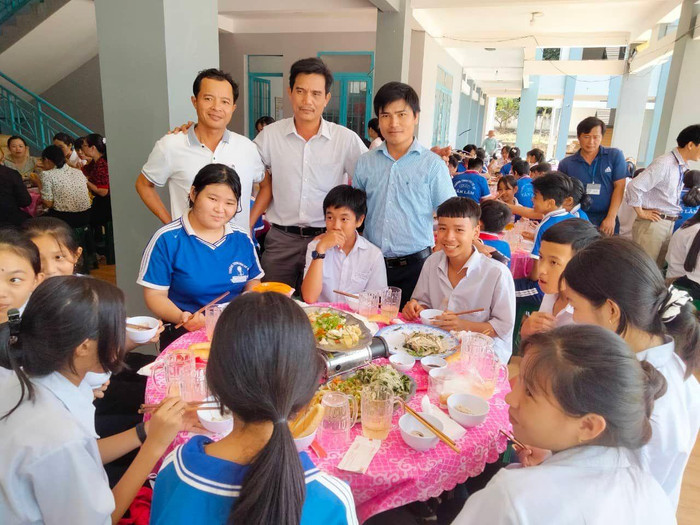 Thầy Nguyễn Văn Cường, thầy Nguyễn Đức Phương, thầy Nguyễn Văn Hoan chụp ảnh lưu niệm cùng học sinh. Thầy Nguyễn Văn Cường, thầy Nguyễn Đức Phương, thầy Nguyễn Văn Hoan chụp ảnh lưu niệm cùng học sinh.