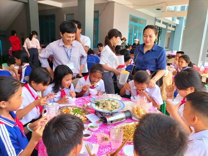 Thầy cô giáo lo cho học sinh liên hoan trước mình liên hoan sau Thầy cô giáo lo cho học sinh liên hoan trước mình liên hoan sau