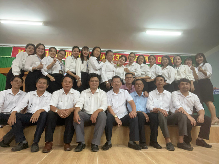 Hội đồng sư phạm Trường Trung học cơ sở Bưng riềng - Ảnh Sơn Quang Huyến Hội đồng sư phạm Trường Trung học cơ sở Bưng riềng - Ảnh Sơn Quang Huyến