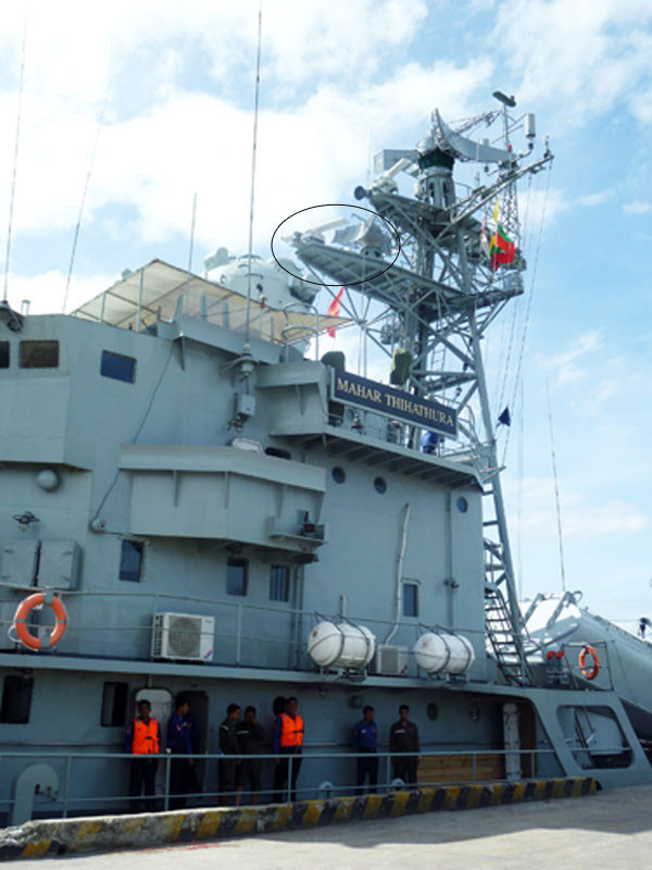 Sự thay đổi quan trọng thứ hai trên khu trục hạm Mahar Thiha Thura đó là Radar Type-352C (vị trí được khoang tròn trong ảnh) đã được thay thế bới Radar Type-352G. Radar Type-352C là một loại radar quan sát bề mặt đa năng được Trung Quốc phát triển từ những năm 1970. Tương tự như radar MR-331 Rangout của Nga, Type-352C làm việc trong băng tần I, có công suất phát tối đa 200kW và cự ly phát hiện mục tiêu 55 đến 77 km. Radar này có nhiệm vụ phát hiện, chỉ thỉ mục tiêu và điều khiển các tên lửa chống tàu. Radar Type-352G cũng có chức năng tương tự nhưng cự ly phát hiện của nó lớn hơn nhiều - đến 130 km. Trong ảnh là khu trục hạm Mahar Thiha Thura tại cảng Tiên Sa, Đà Nẵng sáng 12 tháng 3. Sự thay đổi quan trọng thứ hai trên khu trục hạm Mahar Thiha Thura đó là Radar Type-352C (vị trí được khoang tròn trong ảnh) đã được thay thế bới Radar Type-352G. Radar Type-352C là một loại radar quan sát bề mặt đa năng được Trung Quốc phát triển từ những năm 1970. Tương tự như radar MR-331 Rangout của Nga, Type-352C làm việc trong băng tần I, có công suất phát tối đa 200kW và cự ly phát hiện mục tiêu 55 đến 77 km. Radar này có nhiệm vụ phát hiện, chỉ thỉ mục tiêu và điều khiển các tên lửa chống tàu. Radar Type-352G cũng có chức năng tương tự nhưng cự ly phát hiện của nó lớn hơn nhiều - đến 130 km. Trong ảnh là khu trục hạm Mahar Thiha Thura tại cảng Tiên Sa, Đà Nẵng sáng 12 tháng 3.
