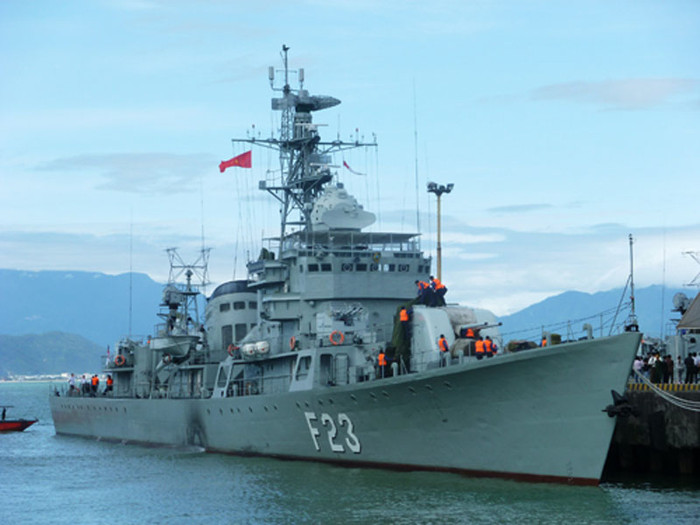 F23 Mahar Thiha Thura có lượng rẽ nước (tiêu chuẩn/toàn phần) - 1.565/1.960 tấn, chiều dài - 103,22 m, chiều rộng - 10,83 m, mướn nước - 3,19 m. Tàu sử dụng hai động cơ diesel 12E390VA công suất 16.000 mã lực cho phép nó đạt tốc độ 25,5 hải lý và tầm hoạt động lên đến 3.000 dặm (với tốc độ 18 hải lý) và 1.750 dặm (với tốc độ 25 hải lý). Ekip của tàu - 195 người. Trong ảnh là khu trục hạm Mahar Thiha Thura tại cảng Tiên Sa, Đà Nẵng sáng 12 tháng 3 năm 2012 (trước khi nó được hiện đại hóa). F23 Mahar Thiha Thura có lượng rẽ nước (tiêu chuẩn/toàn phần) - 1.565/1.960 tấn, chiều dài - 103,22 m, chiều rộng - 10,83 m, mướn nước - 3,19 m. Tàu sử dụng hai động cơ diesel 12E390VA công suất 16.000 mã lực cho phép nó đạt tốc độ 25,5 hải lý và tầm hoạt động lên đến 3.000 dặm (với tốc độ 18 hải lý) và 1.750 dặm (với tốc độ 25 hải lý). Ekip của tàu - 195 người. Trong ảnh là khu trục hạm Mahar Thiha Thura tại cảng Tiên Sa, Đà Nẵng sáng 12 tháng 3 năm 2012 (trước khi nó được hiện đại hóa).