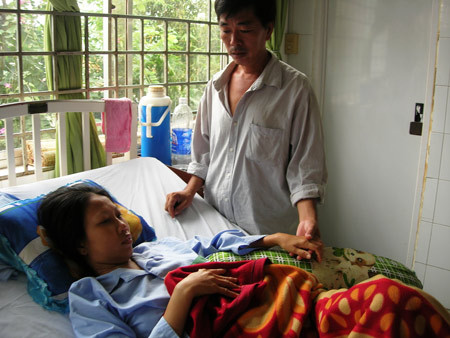 Chị Hứa Cẩm Tú đang được chồng chăm sóc tại Bệnh viện đa khoa TP Cần Thơ d