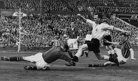 Trautmann đổ người chụp bóng trong lúc Peter Murphy lao tới với tốc độ cao. Đầu gối của Murphy va chạm với Trautmann dẫn tới cái cổ gãy của Trautmann Trautmann đổ người chụp bóng trong lúc Peter Murphy lao tới với tốc độ cao. Đầu gối của Murphy va chạm với Trautmann dẫn tới cái cổ gãy của Trautmann