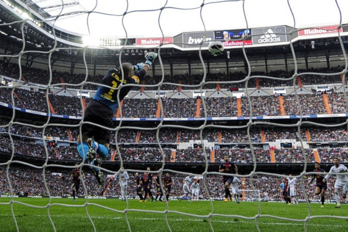 Tuy nhiên CR7 vẫn dội một cú sút khiến Valdes phải vất vả cản phá.