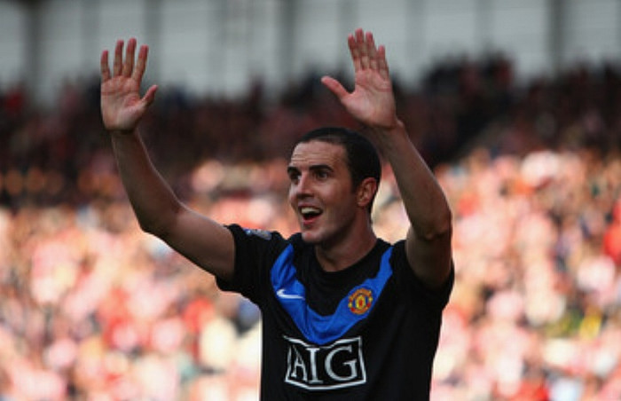 10. John O’Shea: O’Shea gần như đá ở mọi vị trí cho Manchester United, do vậy dù không phải là hậu vệ xuất sắc nhất trên sân nhưng sự đa năng của anh rất được Ferguson tin cậy. Vốn là trung vệ, O’Shea dạt sang hai biên một cách thường xuyên nhờ khả năng xử lý bóng tốt và biết nhìn khi chuyền. Một người xoạc bóng rất tốt, không chiến giỏi, biết bám người và tỏ ra tỉnh táo khi bước ra sân, nhờ vậy mà O’Shea đã chơi gần 400 trận cho Quỷ Đỏ dù chưa bao giờ là cầu thủ chính thức. 10. John O’Shea: O’Shea gần như đá ở mọi vị trí cho Manchester United, do vậy dù không phải là hậu vệ xuất sắc nhất trên sân nhưng sự đa năng của anh rất được Ferguson tin cậy. Vốn là trung vệ, O’Shea dạt sang hai biên một cách thường xuyên nhờ khả năng xử lý bóng tốt và biết nhìn khi chuyền. Một người xoạc bóng rất tốt, không chiến giỏi, biết bám người và tỏ ra tỉnh táo khi bước ra sân, nhờ vậy mà O’Shea đã chơi gần 400 trận cho Quỷ Đỏ dù chưa bao giờ là cầu thủ chính thức.