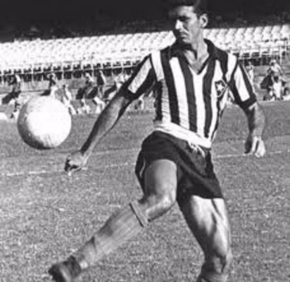 9. Nilson Santos: Santos chính là người đã khơi mào ý tưởng hậu vệ biên tấn công. Vốn là một tiền đạo, Santos chuyển sang đá hậu vệ phải và lập tức trở nên nổi tiếng vì khả năng chạy cánh tuyệt vời mà bóng đá Brazil chưa từng thấy trước đó. Nilson Santos đoạt 2 chức vô địch World Cup với Brazil trong 86 trận.