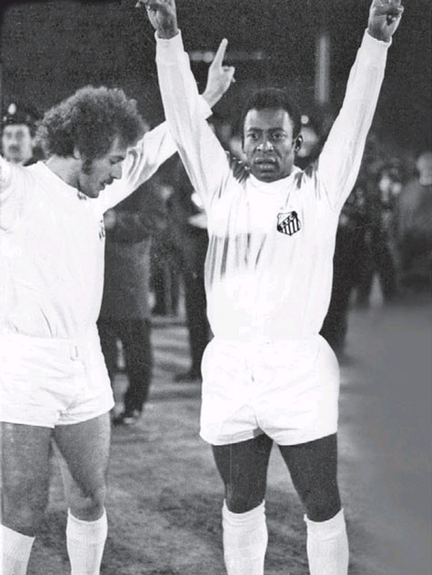 Pele vẫy chào các khán giả Home Park sau trận đấu