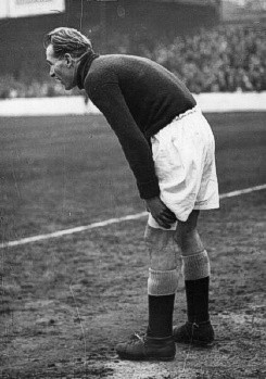 Trautmann tại Craven Cottage tháng 1/1950. Sự xuất hiện của một cựu lính dù Quốc Xã gây nên phản ứng phẫn nộ từ những người London, nhưng họ đã vỗ tay khen ngợi Trautmann sau khi trận đấu Fulham - Man City kết thúc Trautmann tại Craven Cottage tháng 1/1950. Sự xuất hiện của một cựu lính dù Quốc Xã gây nên phản ứng phẫn nộ từ những người London, nhưng họ đã vỗ tay khen ngợi Trautmann sau khi trận đấu Fulham - Man City kết thúc