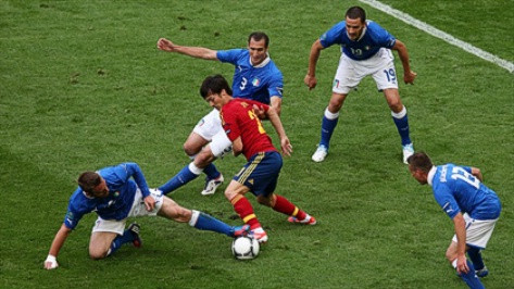 David Silva một mình trong vòng vây của các cầu thủ Italia, trận đấu vòng bảng EURO 2012 giữa Italia và Tây Ban Nha David Silva một mình trong vòng vây của các cầu thủ Italia, trận đấu vòng bảng EURO 2012 giữa Italia và Tây Ban Nha