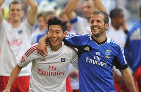 Son Heung-Min bên cạnh Rafael Van der Vaart. Họ đang chơi rất tốt ở Bundesliga Son Heung-Min bên cạnh Rafael Van der Vaart. Họ đang chơi rất tốt ở Bundesliga