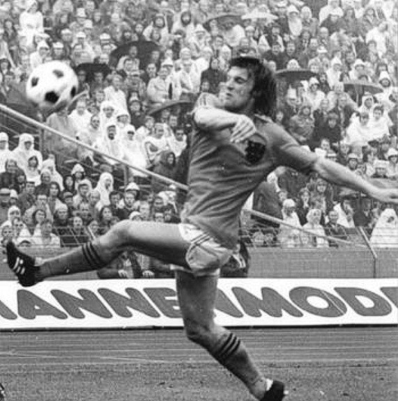 6. Ruud Krol: Thuận chân phải nhưng lại đá cánh trái, huyền thoại người Hà Lan là một trong những thành viên quan trọng nhất của Hà Lan tại World Cup 1974. Krol đã đoạt 3 chức vô địch châu Âu liên tiếp với Ajax và được coi là một con sóc gần như không thể bị đánh bại. 6. Ruud Krol: Thuận chân phải nhưng lại đá cánh trái, huyền thoại người Hà Lan là một trong những thành viên quan trọng nhất của Hà Lan tại World Cup 1974. Krol đã đoạt 3 chức vô địch châu Âu liên tiếp với Ajax và được coi là một con sóc gần như không thể bị đánh bại.