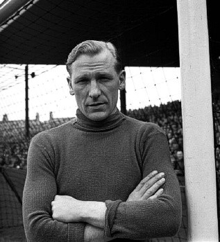 Bert Trautmann tới ngày nay vẫn được ghi nhận là một trong những thủ môn vĩ đại nhất trong lịch sử Bert Trautmann tới ngày nay vẫn được ghi nhận là một trong những thủ môn vĩ đại nhất trong lịch sử