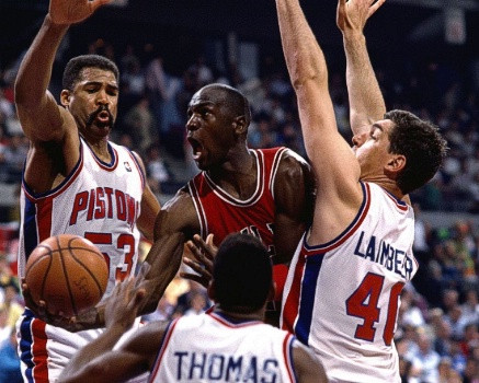 Jordan Rules: Nếu Michael Jordan (áo đỏ) đột phá vào gần bảng rổ, các cầu thủ Detroit Pistons sẽ lập tức chắn trước rổ để chặn Jordan ghi điểm Jordan Rules: Nếu Michael Jordan (áo đỏ) đột phá vào gần bảng rổ, các cầu thủ Detroit Pistons sẽ lập tức chắn trước rổ để chặn Jordan ghi điểm