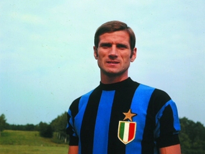 3. Giacinto Facchetti: FIFA.com viết rằng Facchetti là “hậu vệ cánh tiên phong của nước Ý”. Đúng như vậy, Facchetti là một trong số những hậu vệ kỹ thuật nhất mà thế giới từng chứng kiến, và ông đảm trách tốt cả tấn công lẫn phòng ngự. Facchetti đã đá gần 100 trận cho ĐT Italia. 3. Giacinto Facchetti: FIFA.com viết rằng Facchetti là “hậu vệ cánh tiên phong của nước Ý”. Đúng như vậy, Facchetti là một trong số những hậu vệ kỹ thuật nhất mà thế giới từng chứng kiến, và ông đảm trách tốt cả tấn công lẫn phòng ngự. Facchetti đã đá gần 100 trận cho ĐT Italia.