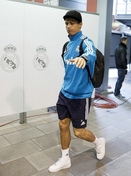 Ronaldo thảnh thơi tới Bernabeu. Anh đã biết trước mình sẽ không ra sân ngay từ đầu.