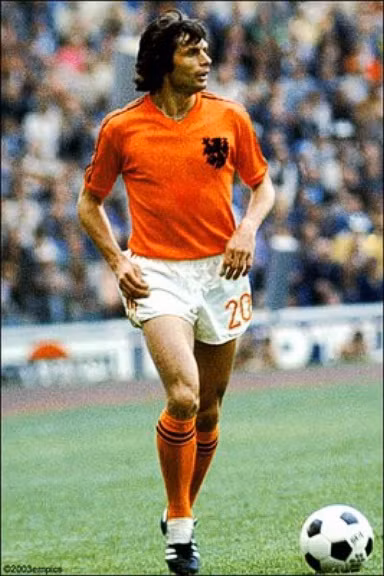 7. Wim Suurbier: Lý do vì sao Krol thuận chân phải nhưng đá cánh trái là bởi vì Wim Suurbier đã ở cánh phải. Cũng là một thành viên của Ajax và ĐT Hà Lan, Suurbier được ghi nhận là hậu vệ phải xuất sắc nhất thế giới vào thời điểm đầu thập niên 1990. Ông có tiếng là cực kỳ thông minh và có những pha cản phá rất tốt nhờ sải chân dài của mình.