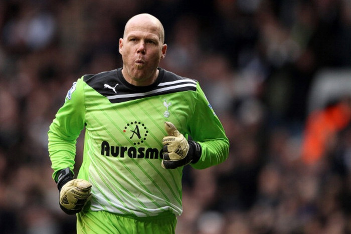 Thủ môn – Brad Friedel (41 tuổi): Cầu thủ già nhất đang thi đấu ở Premier League. Friedel được nhớ đến bởi chuỗi trận “Người Sắt” 310 trận liên tiếp ở giải Ngoại hạng. Và nếu không vì đã quá già, thủ thành người Mỹ này chắc chắn sẽ cho đội trưởng ĐTQG Pháp Hugo Lloris lên ghế dự bị.