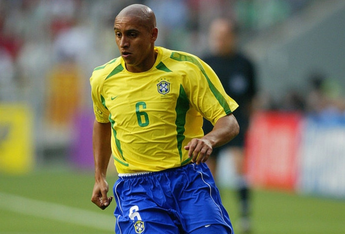 1. Roberto Carlos: Carlos đá cánh trái cho Real Madrid trong hơn 1 thập kỷ và luôn có những pha bứt phá cực kỳ đáng sợ. Các tiền vệ Real khi đó chỉ việc chạy vào trong để tạo khoảng trống cho Carlos di chuyển, và phần còn lại hậu vệ người Brazil sẽ làm. Đó là chưa kể Carlos còn có những cú đá phạt thần sầu, dù không nhiều. 1. Roberto Carlos: Carlos đá cánh trái cho Real Madrid trong hơn 1 thập kỷ và luôn có những pha bứt phá cực kỳ đáng sợ. Các tiền vệ Real khi đó chỉ việc chạy vào trong để tạo khoảng trống cho Carlos di chuyển, và phần còn lại hậu vệ người Brazil sẽ làm. Đó là chưa kể Carlos còn có những cú đá phạt thần sầu, dù không nhiều.