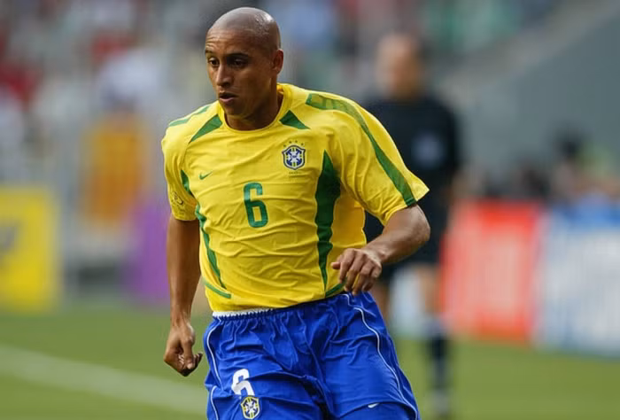 1. Roberto Carlos: Carlos đá cánh trái cho Real Madrid trong hơn 1 thập kỷ và luôn có những pha bứt phá cực kỳ đáng sợ. Các tiền vệ Real khi đó chỉ việc chạy vào trong để tạo khoảng trống cho Carlos di chuyển, và phần còn lại hậu vệ người Brazil sẽ làm. Đó là chưa kể Carlos còn có những cú đá phạt thần sầu, dù không nhiều.