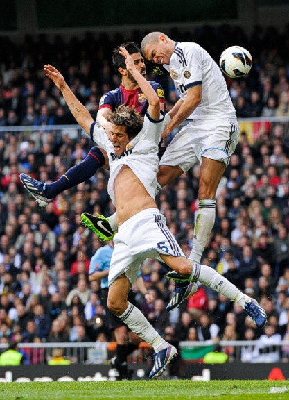 David Villa với pha nhảy lên đánh đầu nhưng bị Pepe cản phá quyết liệt.
