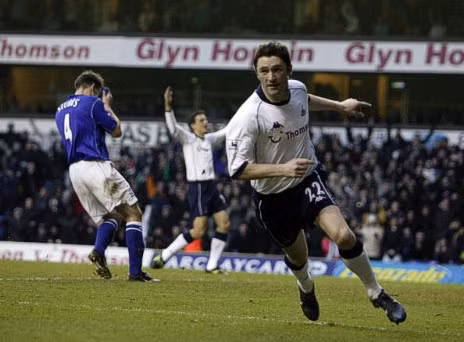 Ảnh chụp Robbie Keane mùa giải 2001/02. 10 năm đã tạo ra một khoảng cách rất lớn giữa những đội đứng giữa và đứng đầu BXH Premier League