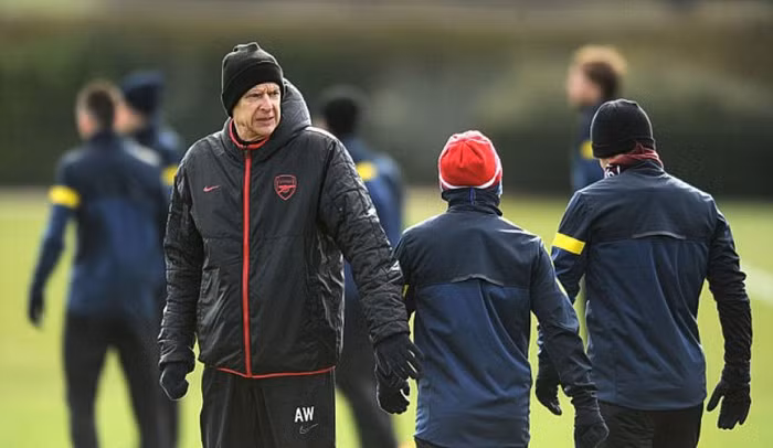 Arsene Wenger đồng thời cũng phải lo vấn đề ở biên trái, nơi mà Nacho Monreal không đủ điều kiện ra sân còn Kieran Gibbs mới trở lại. Arsene Wenger đồng thời cũng phải lo vấn đề ở biên trái, nơi mà Nacho Monreal không đủ điều kiện ra sân còn Kieran Gibbs mới trở lại.