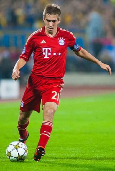 5. Philipp Lahm: Lahm lúc này vẫn còn chưa tới 30 tuổi, và đã 7 năm kể từ khi anh được thế giới chú ý ở World Cup 2006. Xuất thân từ cánh trái, Lahm thuận cả hai chân và nhờ vậy anh đá tốt cả hai cánh. Cũng nhờ lợi thế ấy mà Lahm có thể kiến tạo bằng mọi kiểu, từ bóng chết tới tạt bóng và chọc khe. 5. Philipp Lahm: Lahm lúc này vẫn còn chưa tới 30 tuổi, và đã 7 năm kể từ khi anh được thế giới chú ý ở World Cup 2006. Xuất thân từ cánh trái, Lahm thuận cả hai chân và nhờ vậy anh đá tốt cả hai cánh. Cũng nhờ lợi thế ấy mà Lahm có thể kiến tạo bằng mọi kiểu, từ bóng chết tới tạt bóng và chọc khe.