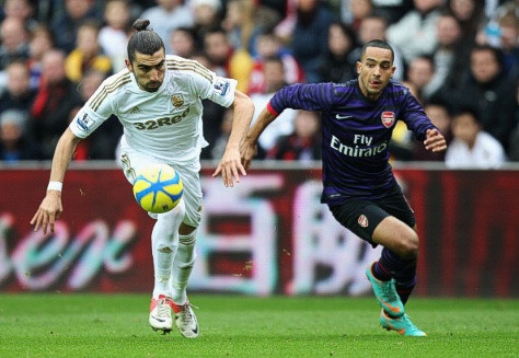 Chico (trái) vô hiệu hóa Theo Walcott trong lần đầu tiên Arsenal và Swansea gặp nhau trong mùa giải này Chico (trái) vô hiệu hóa Theo Walcott trong lần đầu tiên Arsenal và Swansea gặp nhau trong mùa giải này