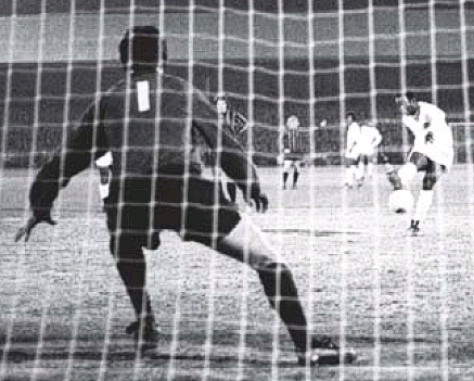 Pele ghi bàn từ chấm 11m nhưng Santos vẫn bị đánh bại