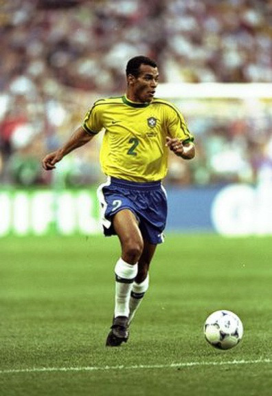 4. Cafu: Nếu Roberto Carlos thiên về sự bùng nổ, thì Cafu thiên về sự bền vững. Cựu hậu vệ này có một sức bền đáng kinh ngạc và lối chơi của anh tuy không quá đẹp mắt nhưng hiệu quả. Cafu đã đoạt 2 chức vô địch World Cup trong 142 trận cho ĐT Brazil, cũng như những danh hiệu lớn khác cho AS Roma và AC Milan. 4. Cafu: Nếu Roberto Carlos thiên về sự bùng nổ, thì Cafu thiên về sự bền vững. Cựu hậu vệ này có một sức bền đáng kinh ngạc và lối chơi của anh tuy không quá đẹp mắt nhưng hiệu quả. Cafu đã đoạt 2 chức vô địch World Cup trong 142 trận cho ĐT Brazil, cũng như những danh hiệu lớn khác cho AS Roma và AC Milan.