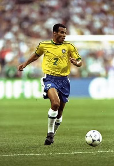 4. Cafu: Nếu Roberto Carlos thiên về sự bùng nổ, thì Cafu thiên về sự bền vững. Cựu hậu vệ này có một sức bền đáng kinh ngạc và lối chơi của anh tuy không quá đẹp mắt nhưng hiệu quả. Cafu đã đoạt 2 chức vô địch World Cup trong 142 trận cho ĐT Brazil, cũng như những danh hiệu lớn khác cho AS Roma và AC Milan.