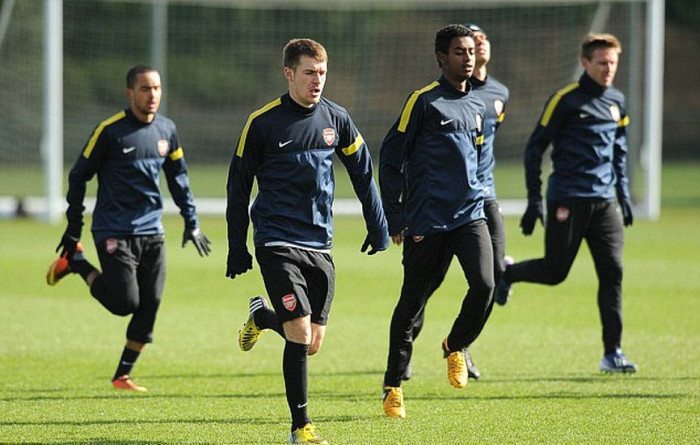 Aaron Ramsey (thứ 2 từ trái sang) được chờ đợi sẽ thay thế Jack Wilshere, người vừa bị đau mắt cá và chắc chắn không ra sân. Aaron Ramsey (thứ 2 từ trái sang) được chờ đợi sẽ thay thế Jack Wilshere, người vừa bị đau mắt cá và chắc chắn không ra sân.