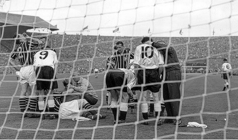 Các bác sĩ sơ cứu Trautmann, người đã bất tỉnh nhân sự sau pha va chạm với Murphy Các bác sĩ sơ cứu Trautmann, người đã bất tỉnh nhân sự sau pha va chạm với Murphy