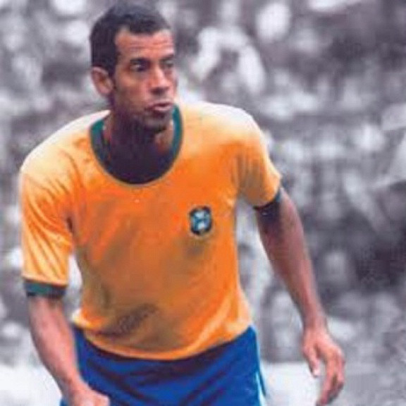 10. Carlos Alberto: Hậu vệ phải nổi tiếng nhất trong lịch sử bóng đá Brazil. Có thể dắt bóng qua một loạt đối thủ, một chuyên gia xoạc bóng, một thủ lĩnh lớn trên sân, và là đội trưởng của ĐT Brazil tại 1970. Và tất nhiên, Carlos Alberto Torres là tác giả của bàn thắng hoàn hảo nhất mà thế giới từng chứng kiến, với sự tham gia của 8 cầu thủ Brazil trên mặt sân trong trận chung kết World Cup 1970. 10. Carlos Alberto: Hậu vệ phải nổi tiếng nhất trong lịch sử bóng đá Brazil. Có thể dắt bóng qua một loạt đối thủ, một chuyên gia xoạc bóng, một thủ lĩnh lớn trên sân, và là đội trưởng của ĐT Brazil tại 1970. Và tất nhiên, Carlos Alberto Torres là tác giả của bàn thắng hoàn hảo nhất mà thế giới từng chứng kiến, với sự tham gia của 8 cầu thủ Brazil trên mặt sân trong trận chung kết World Cup 1970.