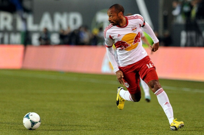 Tiền đạo – Thierry Henry (35): Chúng ta nên gọi anh là “Ông già Vàng”, bởi ở tuổi này, anh vẫn có thể ghi bàn hoặc kiến tạo trong chớp mắt. 32 bàn thắng và 20 kiến tạo trong 69 trận ở MLS, còn con số nào thuyết phục hơn thế để chứng minh điều đó?