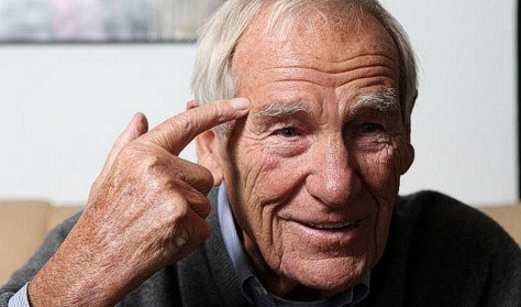 Bức ảnh chụp Bert Trautmann năm 87 tuổi. Ông là một thợ máy xe hơi trước khi nhập ngũ và tham gia chiến tranh Thế giới thứ 2 tại cả Liên Xô lẫn Tây Âu Bức ảnh chụp Bert Trautmann năm 87 tuổi. Ông là một thợ máy xe hơi trước khi nhập ngũ và tham gia chiến tranh Thế giới thứ 2 tại cả Liên Xô lẫn Tây Âu