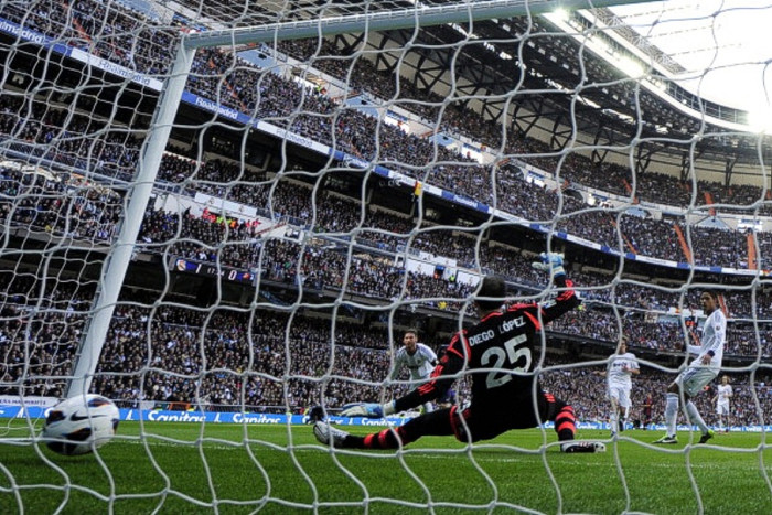 Lopez đã không thể cản phá được cú sút chìm của Messi.