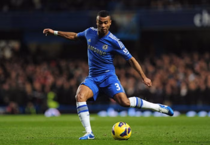 8. Ashley Cole: Cole sẽ được coi là hậu vệ trái hay nhất thế giới trong một thời gian dài nữa chứ không chỉ hiện tại hay quá khứ. Là một cầu thủ tấn công năng nổ, Cole được biết đến bởi khả năng tự triển khai lối chơi khi có bóng và khả năng xoay sở ở gần đường biên ngang. Không ngạc nhiên khi Cole đã đá 100 trận cho ĐT Anh.