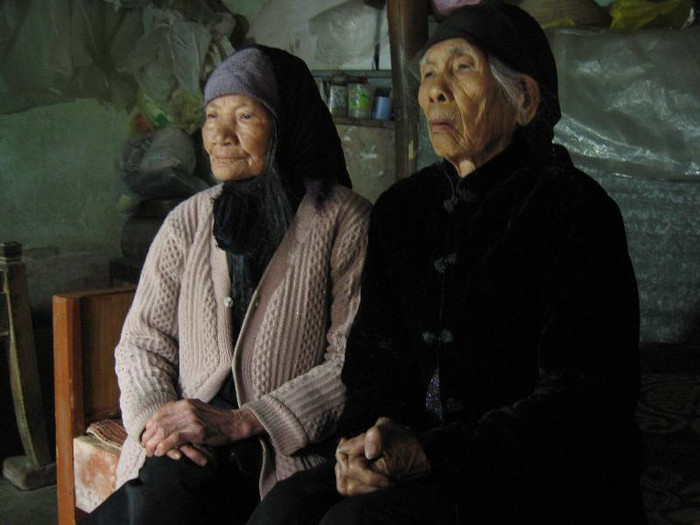 Hàng xóm đến hỏi thăm động viên mẹ Huê Hàng xóm đến hỏi thăm động viên mẹ Huê