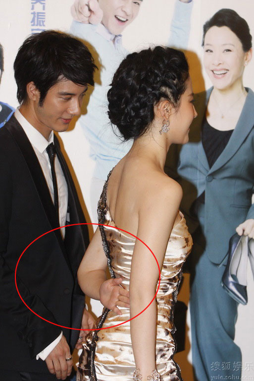 Không có khăn thì... dùng tay che chắn phần bị hở Không có khăn thì... dùng tay che chắn phần bị hở